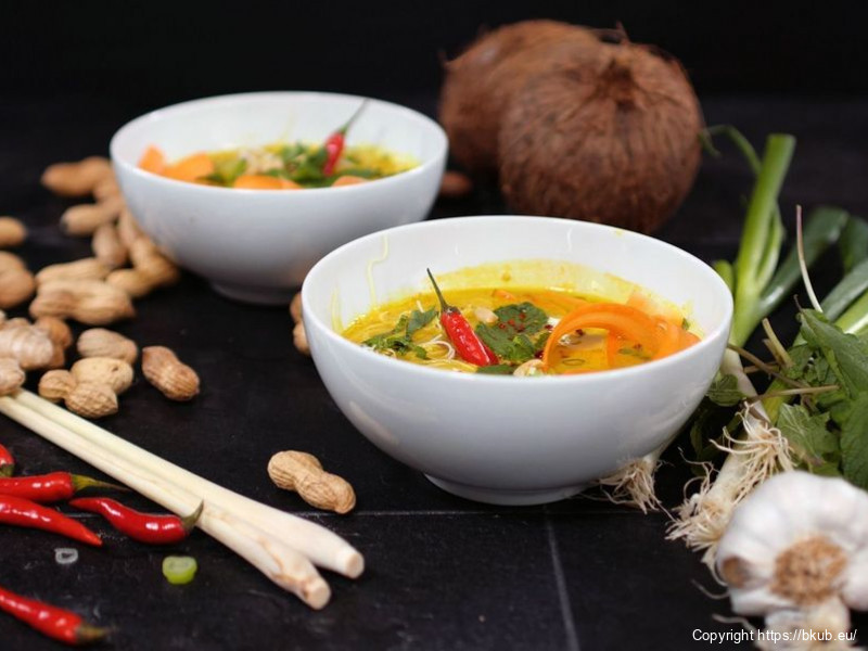 Asiatische Kurkuma-Ingwer-Suppe