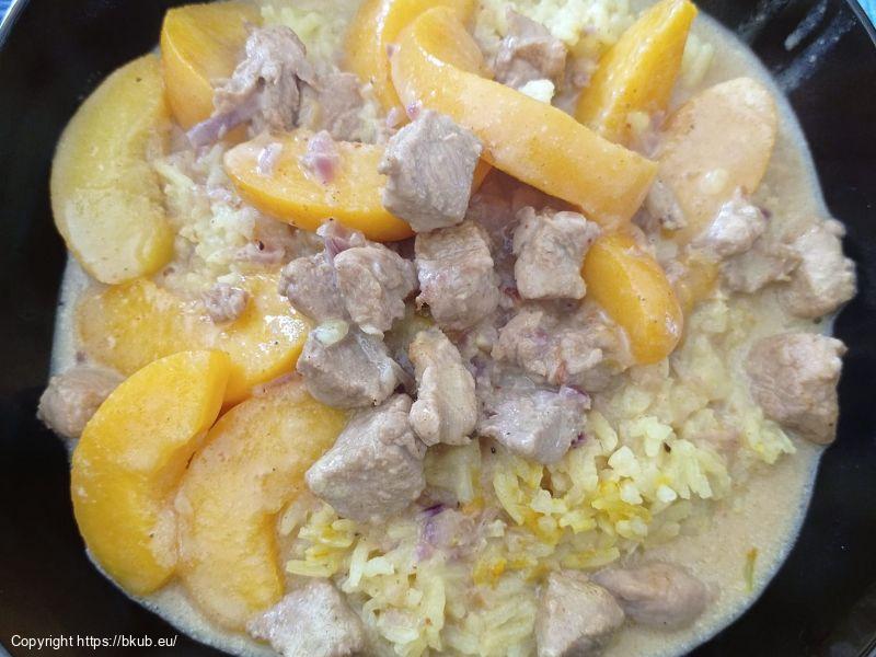 Curry-Geschnetzeltes mit Pfirsichen und Kurkuma-Reis